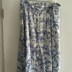 COPY - Beautiful, white and blue floral H&M  skirt